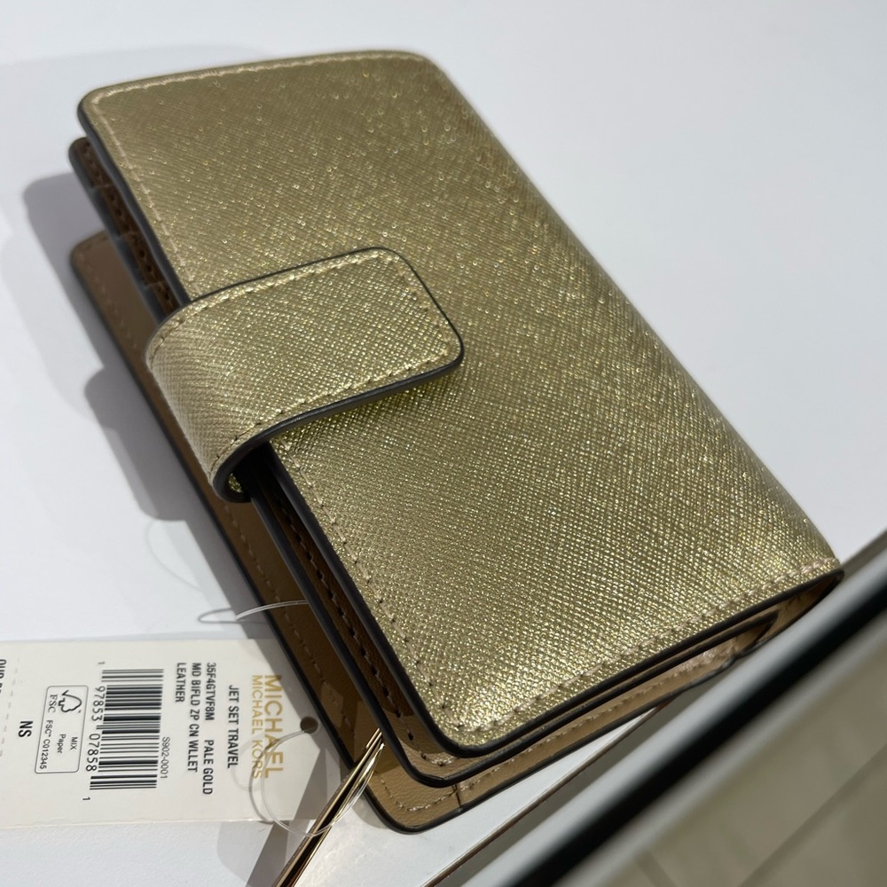 MICHAEL KORS Jet Set Md Zip CN Metallic Saffiano Leather BiFold Wallet
Pale Gold - Picture 3 of 16